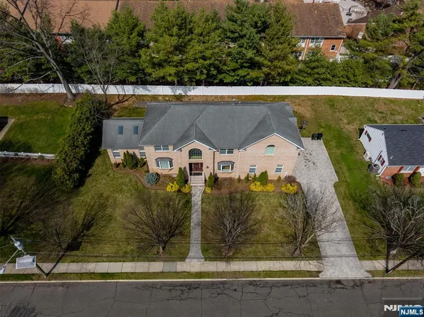 683 Victoria Ave, Paramus, NJ 07652