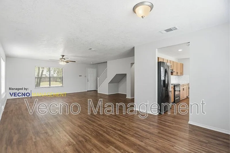 4 bed, 2.5 bath, 2300 sqft, $2,100 — Photo 3