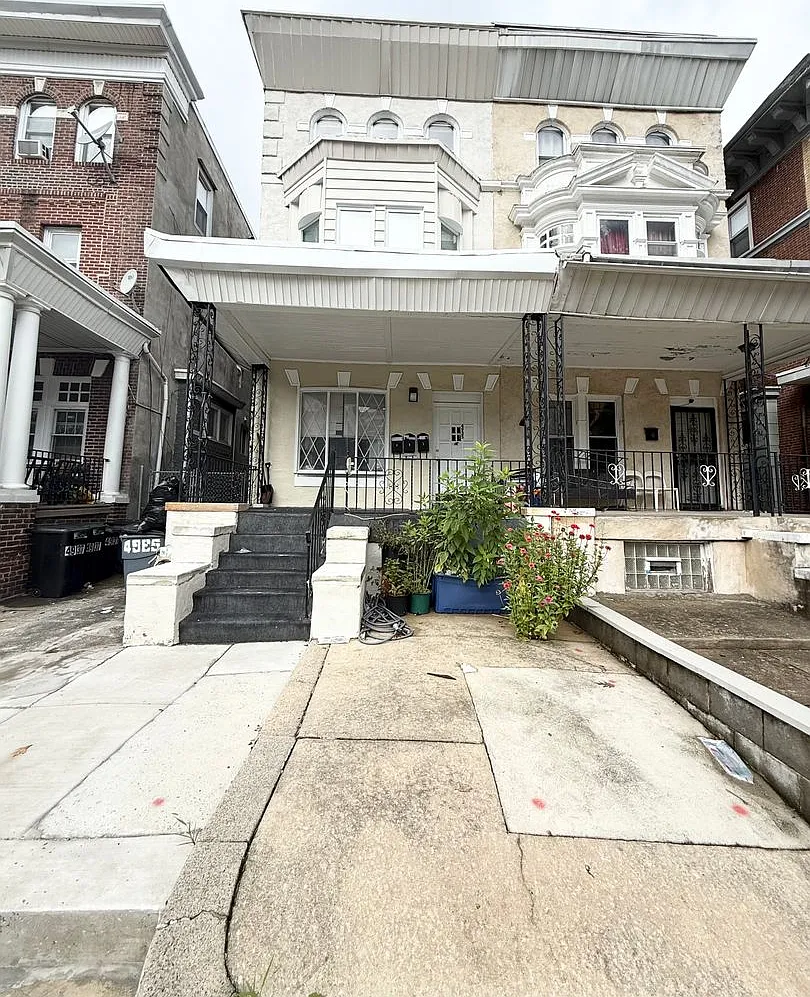 Walnut St 4935 — Photo 1