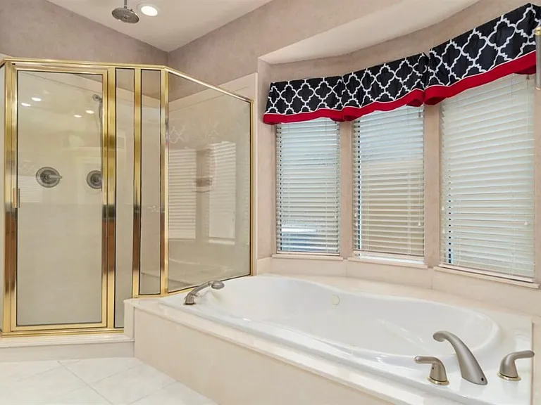 Bathtub with jets.