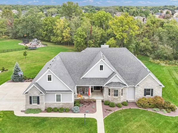 1310 Briarwood Ln, Mahomet, IL 61853