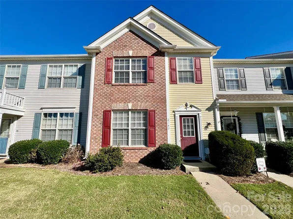 2762 Thornbush Ct, Charlotte, NC 28270