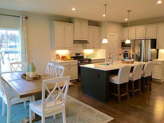 Kitchen with 2 tone cabinets