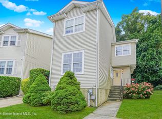 40 Northview Ct, Staten Island, NY 10301