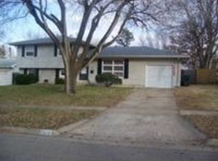 2818 SW McAlister Ave, Topeka, KS 66614