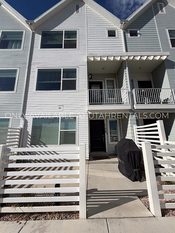 3 bed, 2.5 bath, 2006 sqft, $2,100 — Photo 2