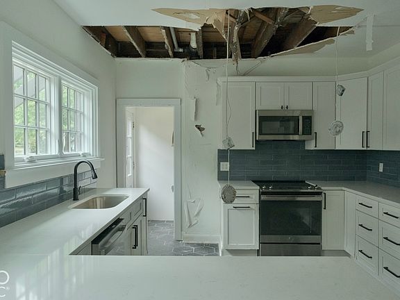 3rd image of 3860 N Delaware St