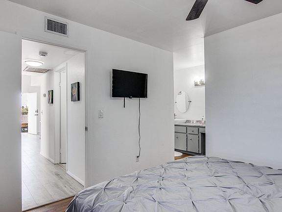 3rd image of 842 S Langley Ave Unit 204