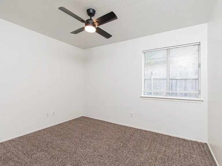 1213 Fox Creek Dr — Photo 8