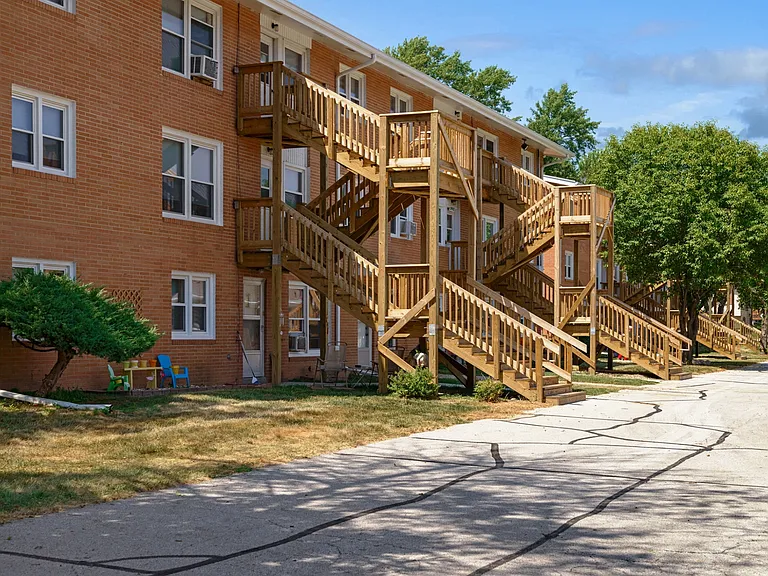 Plaza Manor — Photo 8