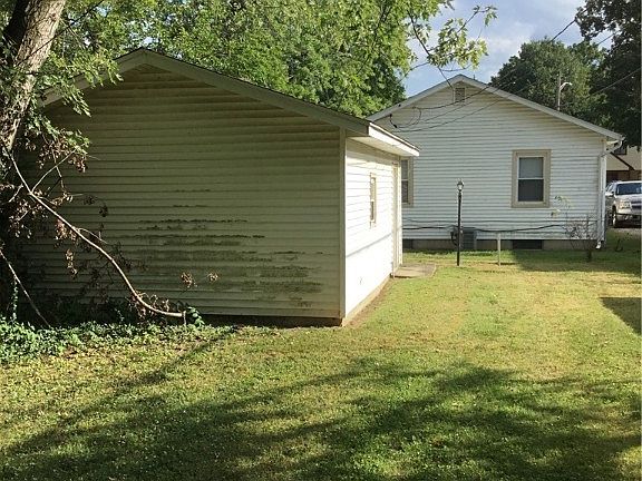 2nd image of 3111 Earlham Dr