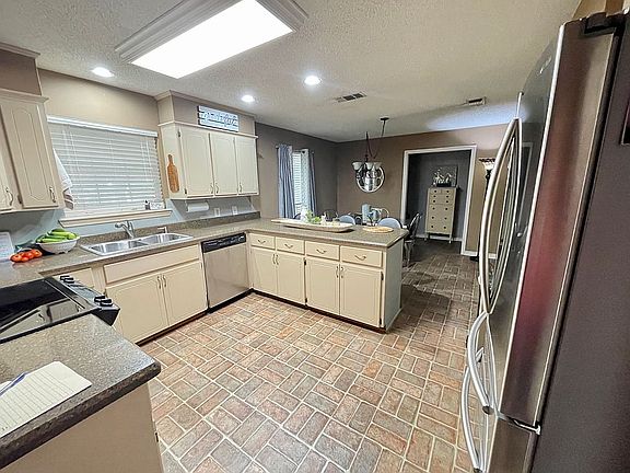 3rd image of 3 Oak Forest Ln