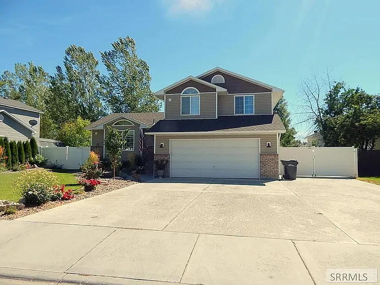 253 Colonial Way — Photo 1