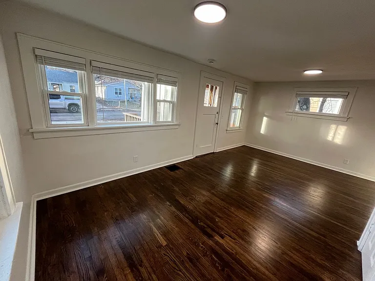 3343 N 40th Ave — Photo 3