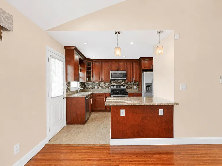 64 Dante Ave — Photo 13