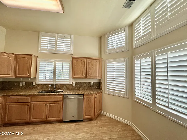 255 N Skyline Dr — Photo 8