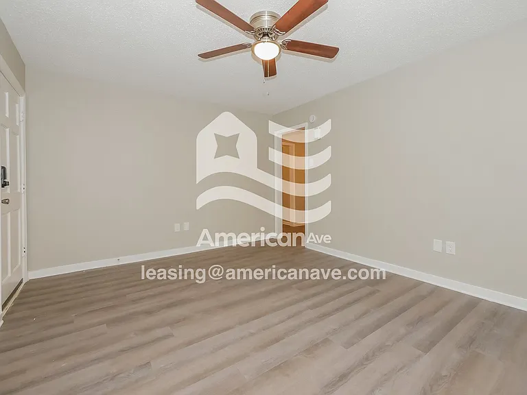 1768172_003_wm_-_living_room_13322780.jpg