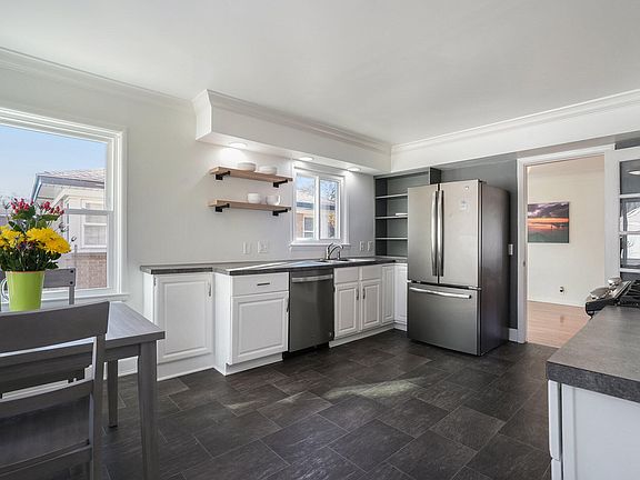 3rd image of 863 Everglade Dr SE