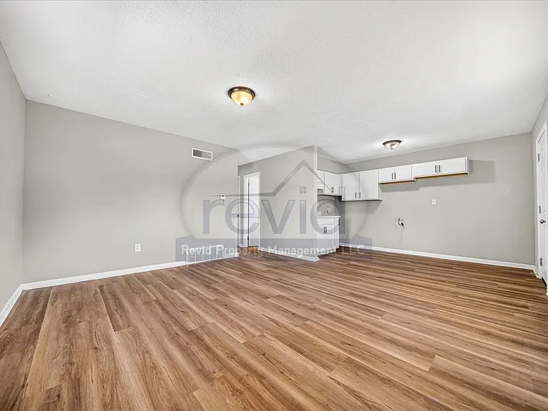 708 Hastings — Photo 7