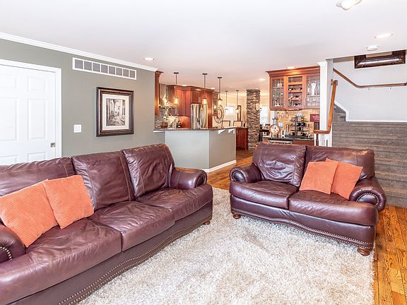 5th image of 614 S Rembrandt Ave