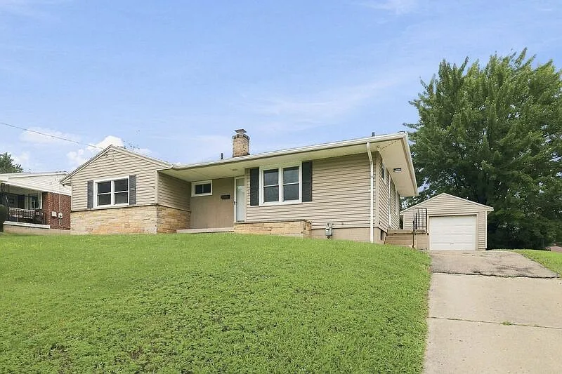 3 bed, 1.0 bath, $1,575 — Photo 2