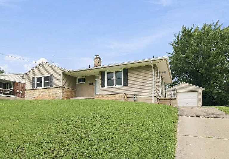 248 Canterbury Dr — Photo 2