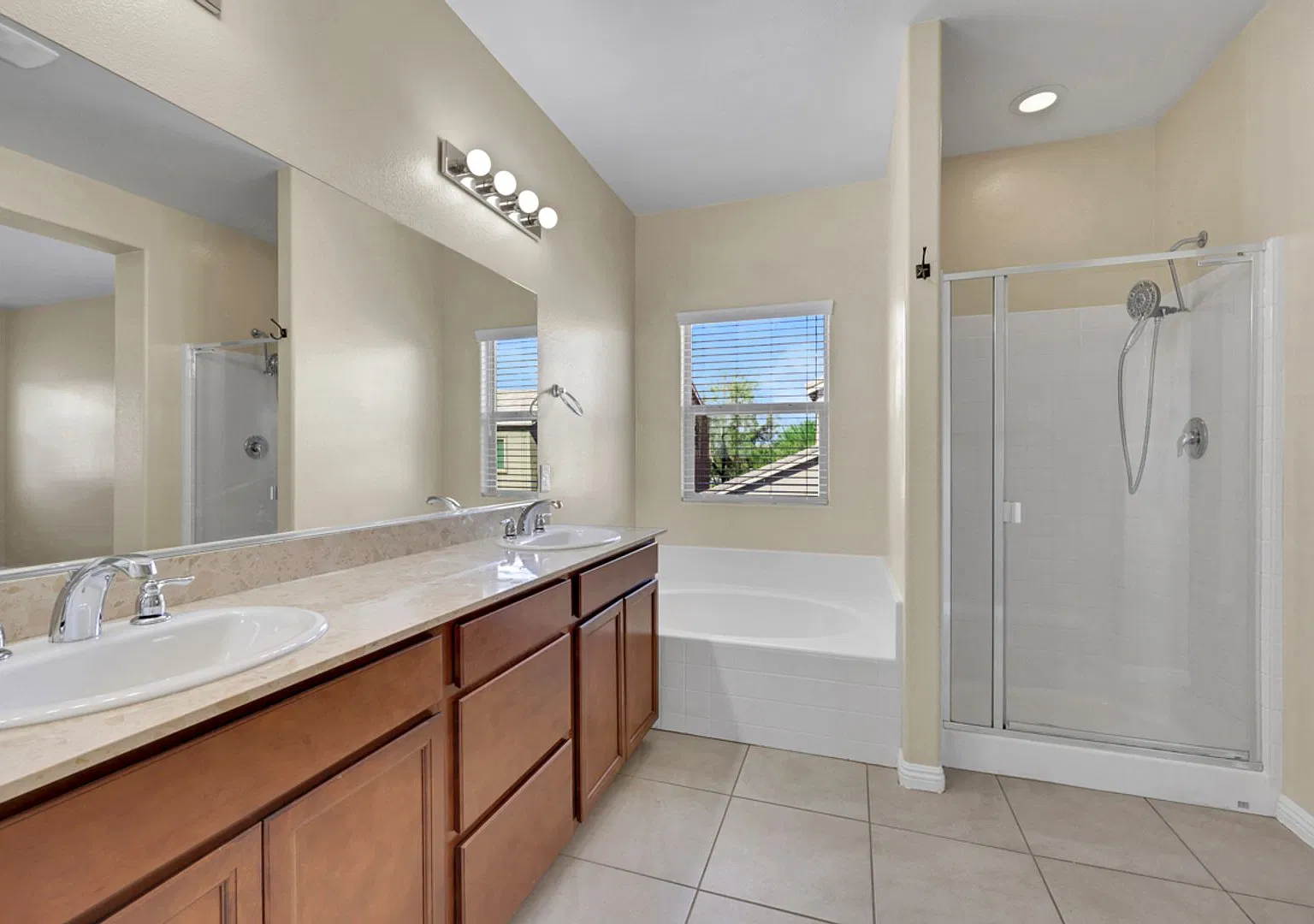 4 bedroom! — Photo 2