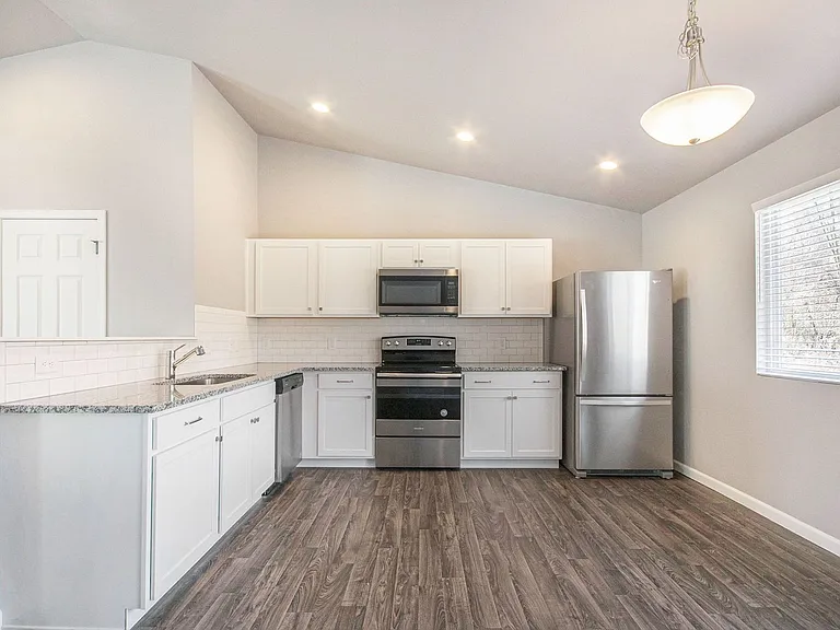 5233 Bittersweet Dr — Photo 3