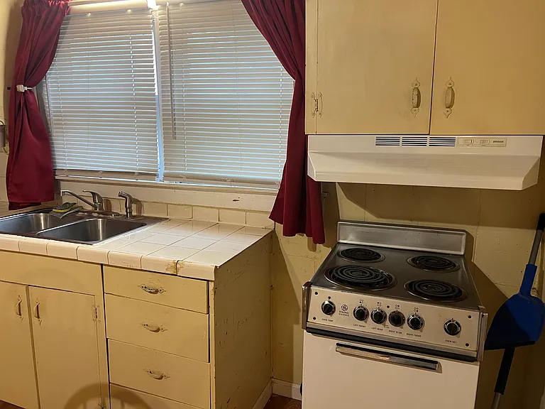 4-19077 Thieme Rd #4 — Photo 9