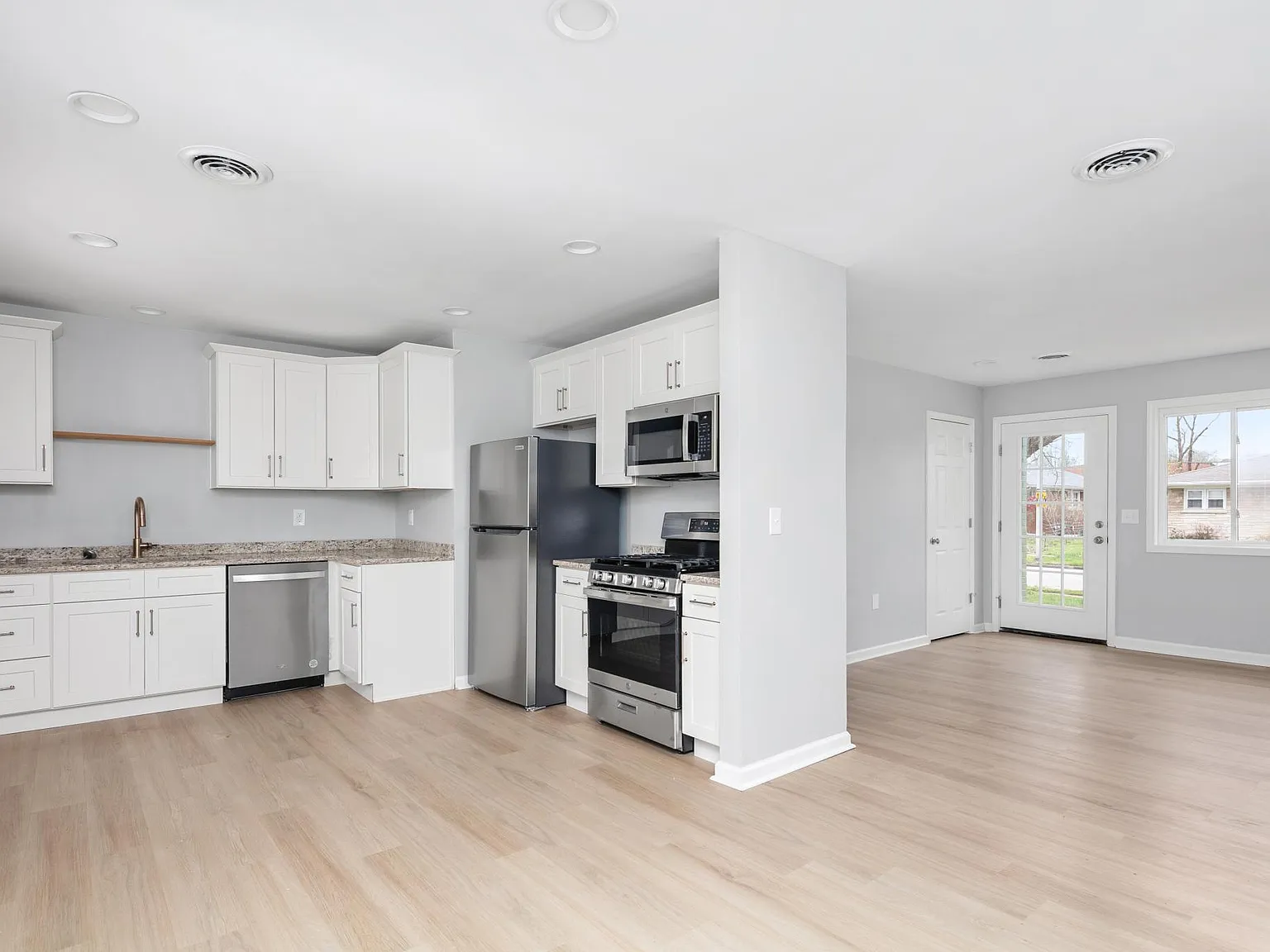 3 bed, 1025 sqft, $1,875 — Photo 3