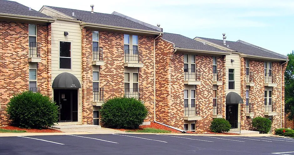 Bristol Square Apartments — Photo 2