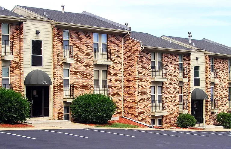 Bristol Square Apartments — Photo 2