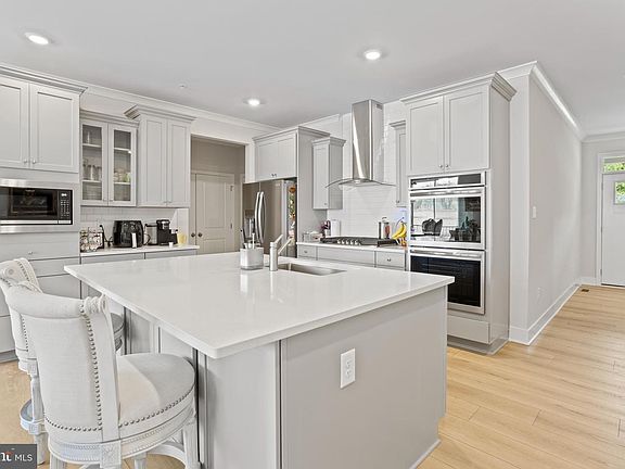 2nd image of 5332 Kings Canyon Ct
