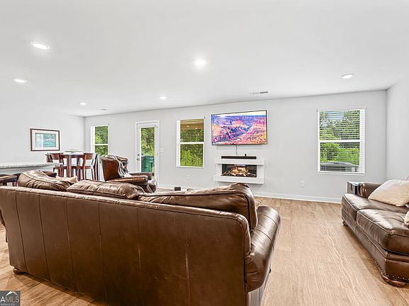 5th image of 110 Red Barn Ct