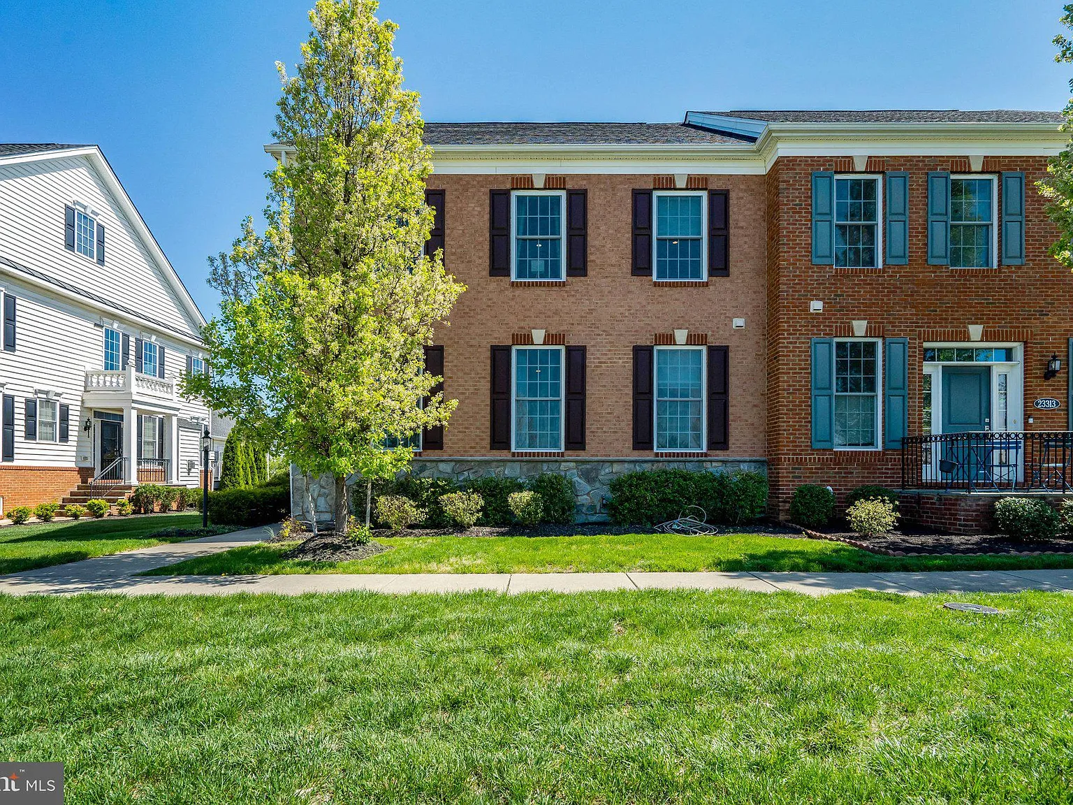 4 bed, 4.5 bath, 3818 sqft, $4,300 — Photo 1