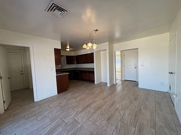 Kitchen (eat-in area)