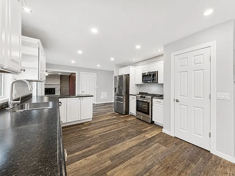 1110 Anderson Dr — Photo 3