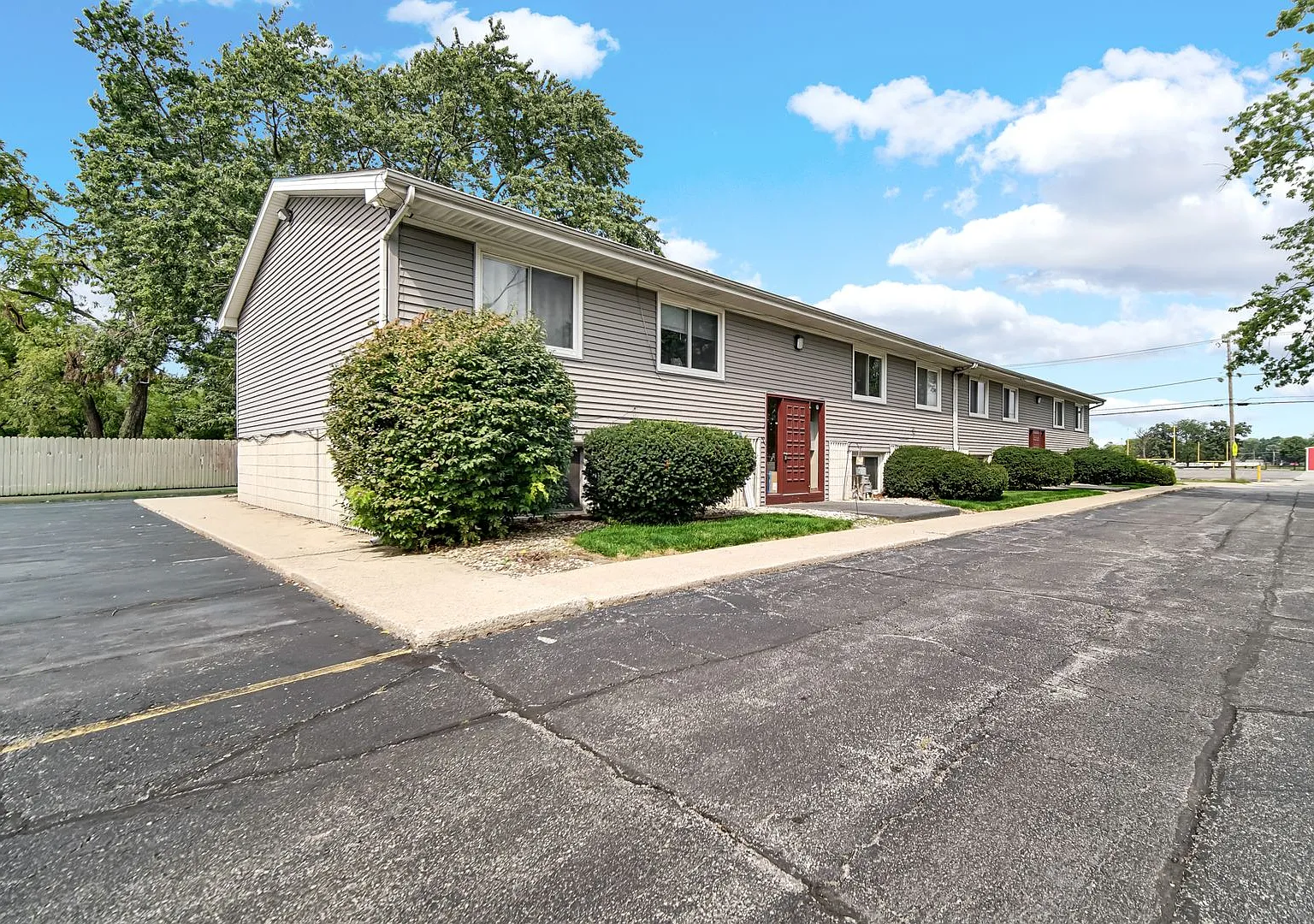 323 W Walnut St — Photo 1