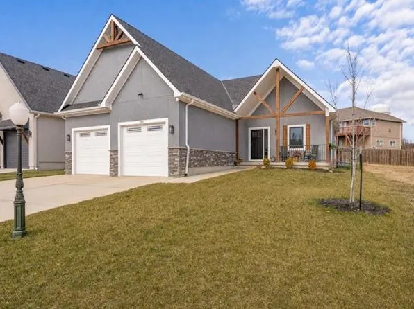 2110 Chateau Pl, Raymore, MO 64083