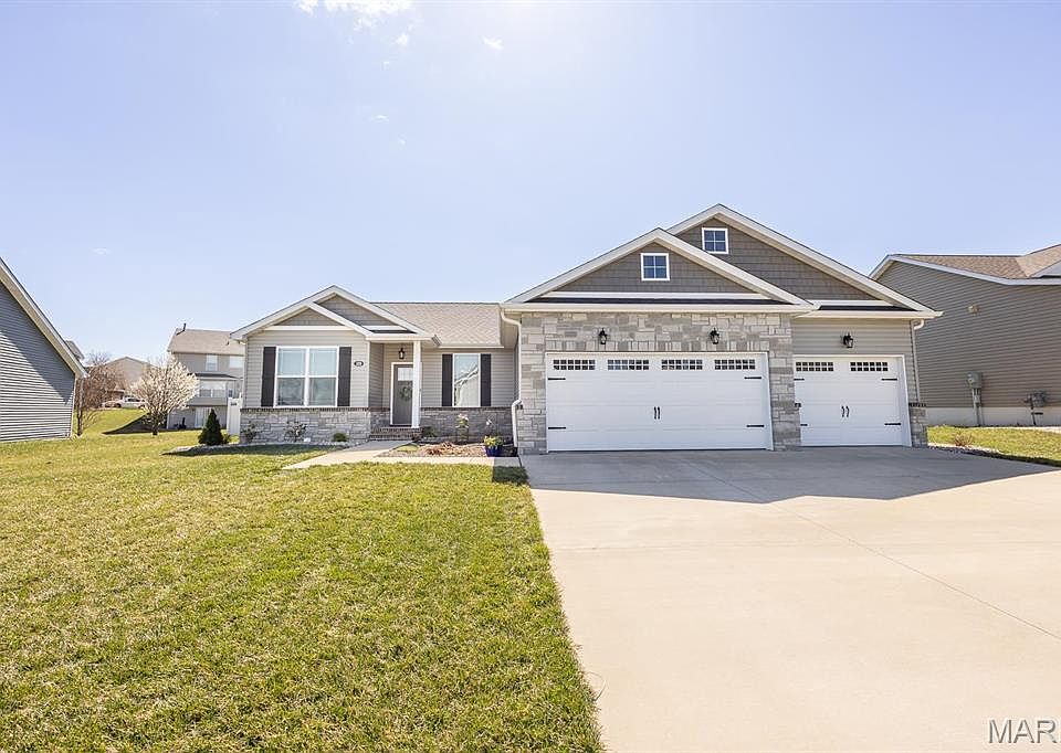 1st image of 529 Dickinson Dr