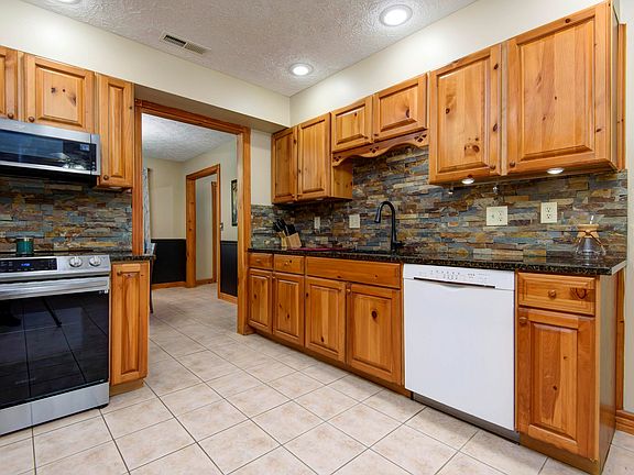 4th image of 270 Sherry Ln