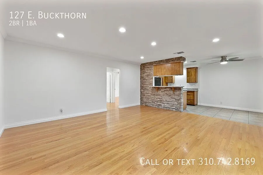 Building Photo - 127 E Buckthorn St
