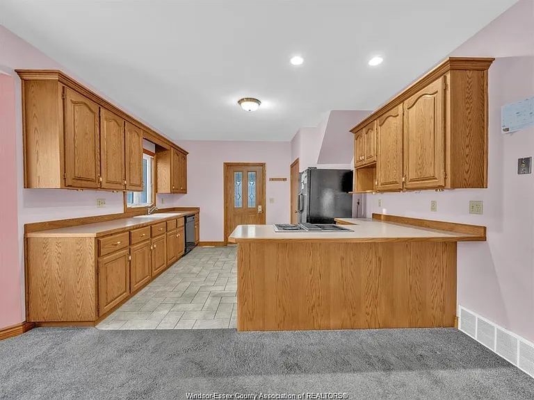 2311 University Ave W — Photo 5