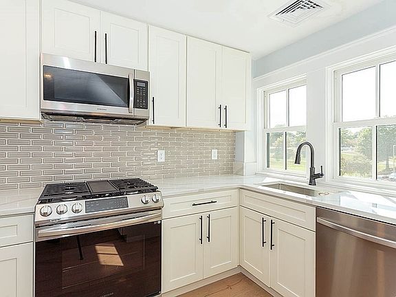 2nd image of 79 Robert St Floor 3