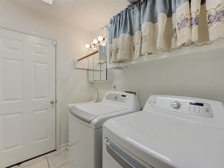 9026 Robinhoods Well Dr — Photo 36