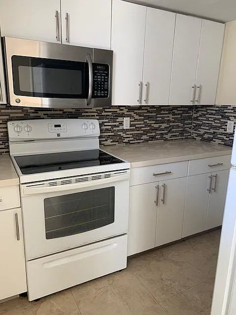 2000 Biarritz Dr — Photo 1