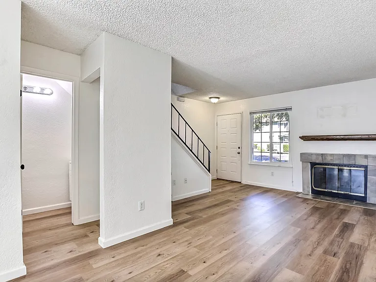1087 Rymar Way — Photo 5