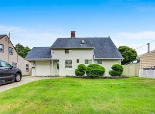 63 Ripple Ln, Levittown, NY 11756