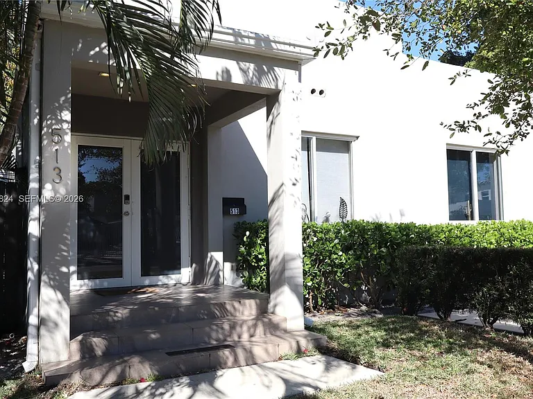 513 SW 18th Ct — Photo 25