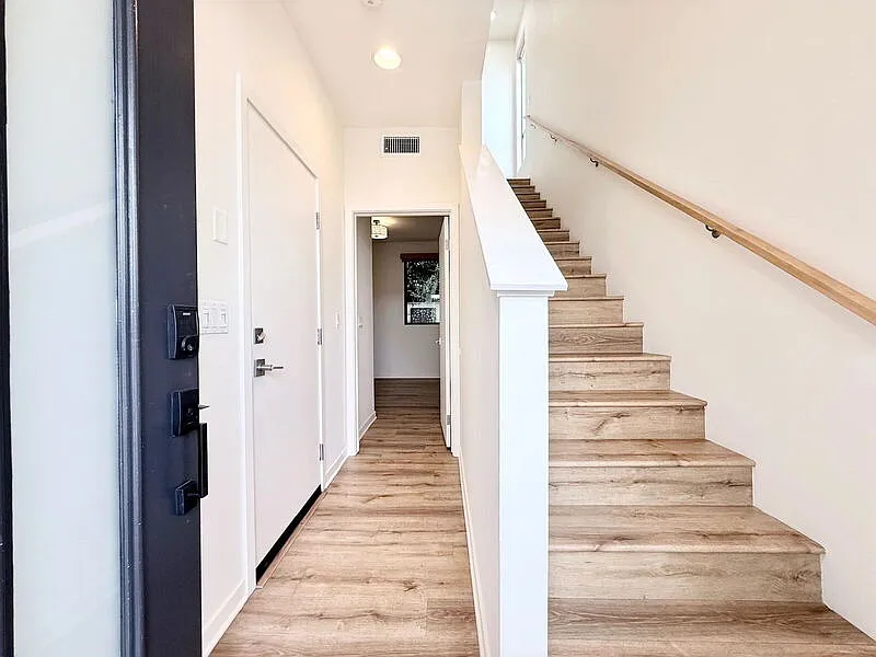 3 bed, 4.0 bath, 1849 sqft, $5,200 — Photo 3